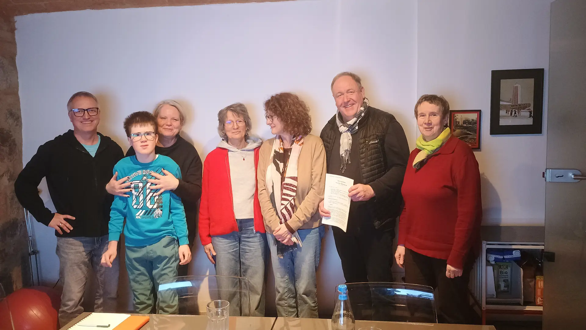 Die Initiatorinnen und Initiatoren der Probstheida-Wohnvielfalt GbR bei der Unterschrift des Gründungsvertrags am 13. Februar 2026